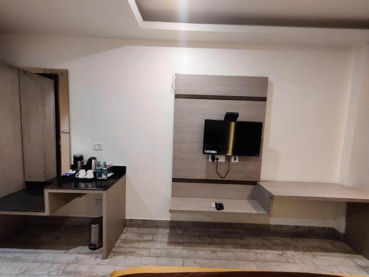 Hotel D Silverleaf Lucknow Eksteriør bilde